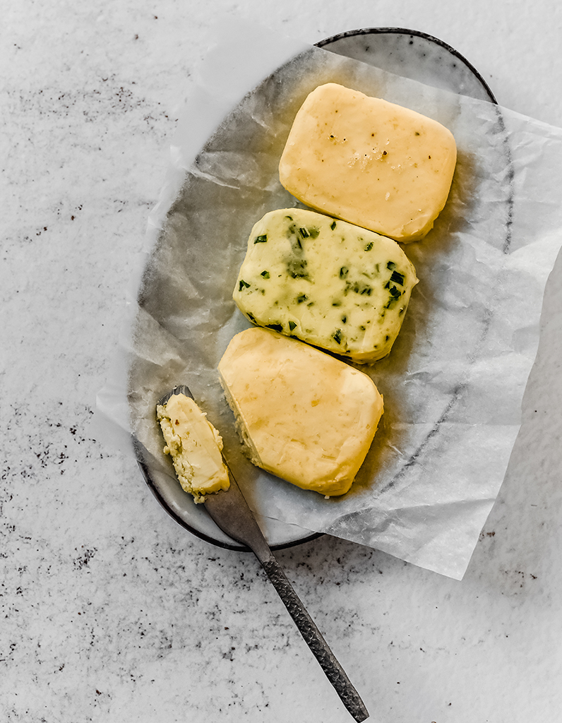 Beurre artisanal maison - variétés demi-sel, aux agrumes, à l'estragon et au basilic